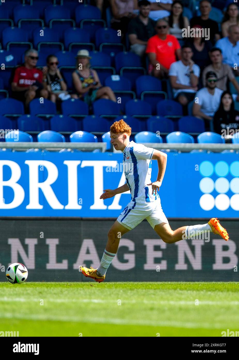 Tim Krohn (FC Hansa Rostock, #44) am Ball, GER, SV Wehen Wiesbaden vs. FC Hansa Rostock, Fussball, 3. Bundesliga, 2. Spieltag, Spielzeit 2024/2025, 10.08.2024. DFL DFB-VORSCHRIFTEN VERBIETEN DIE VERWENDUNG VON FOTOS ALS BILDSEQUENZEN UND/ODER QUASI-VIDEO. Foto: Eibner-Pressefoto/Florian Wiegand Stockfoto