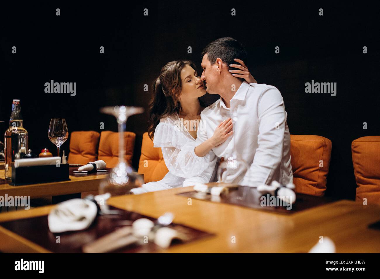 Ein Typ und ein Mädchen essen in einem Café zu Mittag und trinken Cocktails Stockfoto