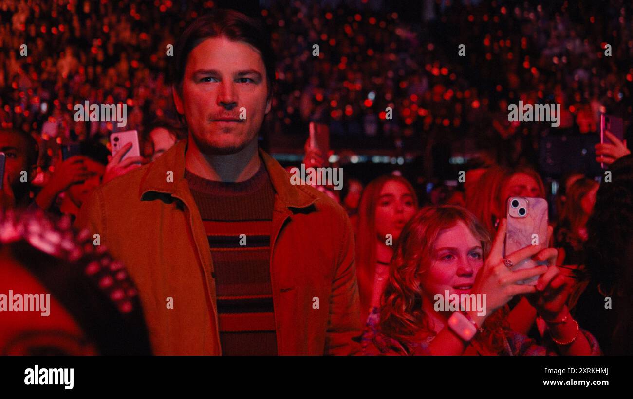 Trap (2024) von M. Night Shyamalan mit Josh Hartnett und Ariel Donahue. Ein Vater und seine Teenager-Tochter besuchen ein Popkonzert, nur um zu erkennen, dass sie in den Mittelpunkt eines dunklen und finsteren Ereignisses gekommen sind. Werbefoto ***NUR REDAKTIONELLE VERWENDUNG***. Quelle: BFA / Warner Bros Stockfoto