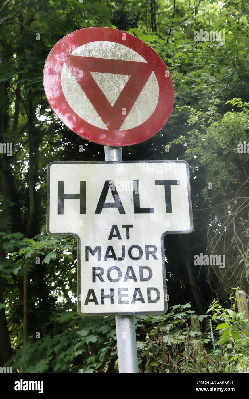 HALTEN SIE AN DER HAUPTSTRASSE VOR IHNEN Stockfoto