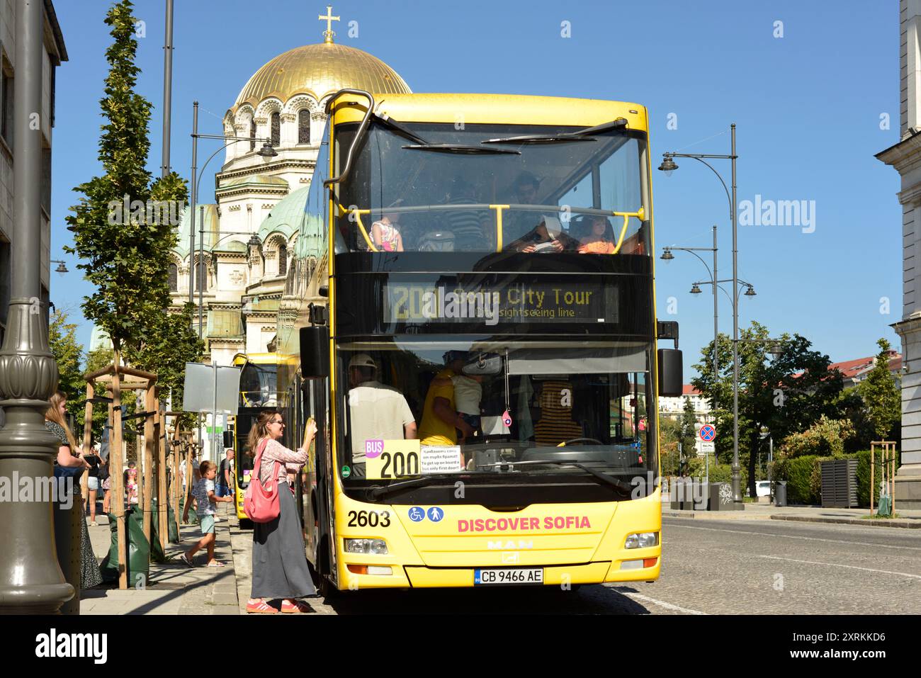 Tourbus, Touristen, Tourismus, Sofia entdecken, Wahrzeichen, Sightseeing Bus, Reise, St. Alexander Newski, Kathedrale, Sofia Bulgarien, Alexander Nevski, Stockfoto