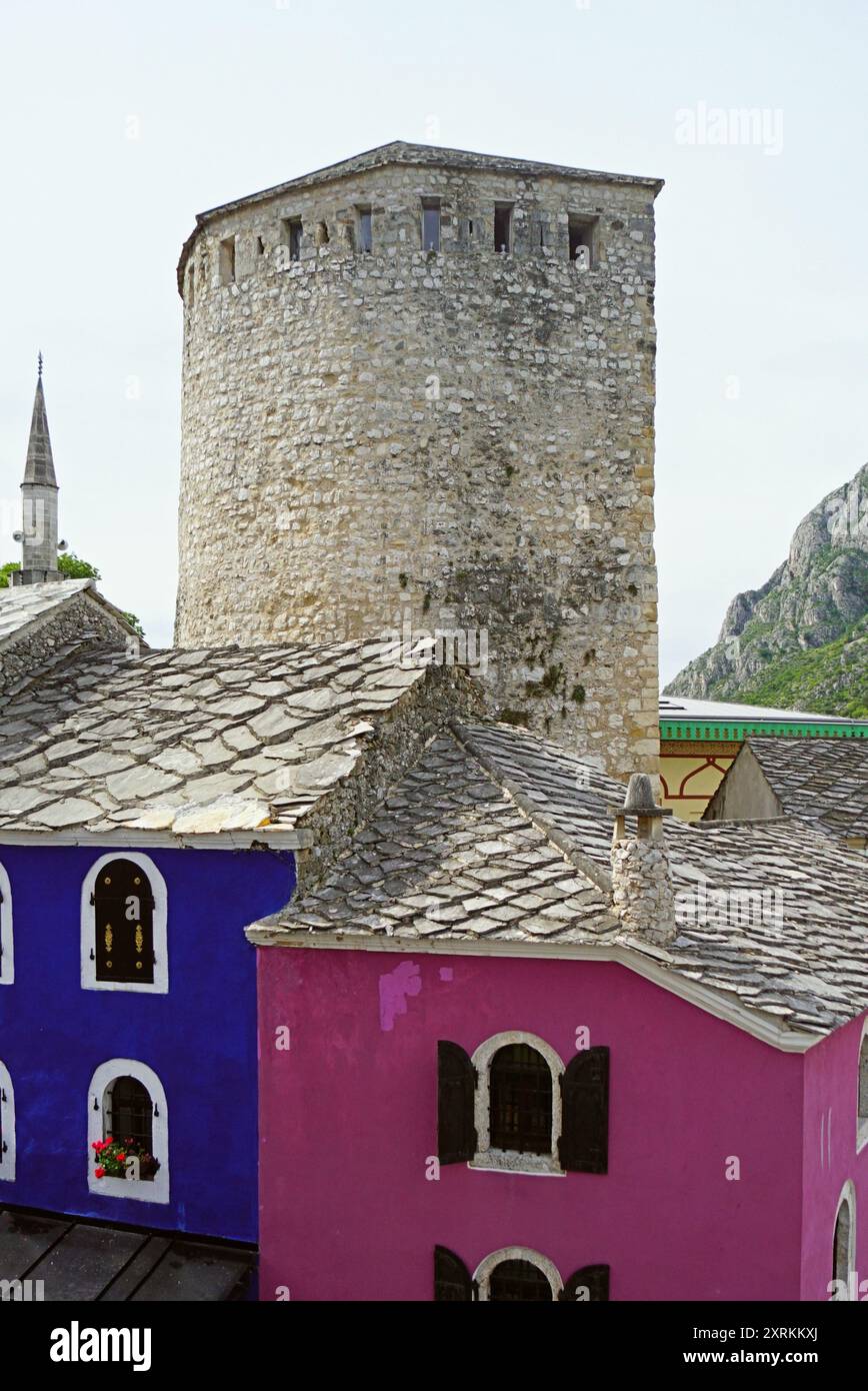 Architektur in der Altstadt von Mostar, Bosnien und Herzegowina: Bunte Häuser der Kujundjiluk-Straße, Minarett der Cejvan-Cehaja-Moschee und Tara-Turm Stockfoto