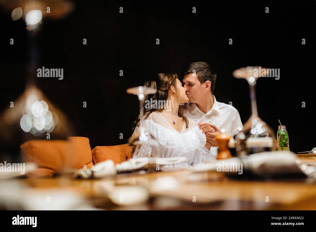 Ein Typ und ein Mädchen essen in einem Café zu Mittag und trinken Cocktails Stockfoto