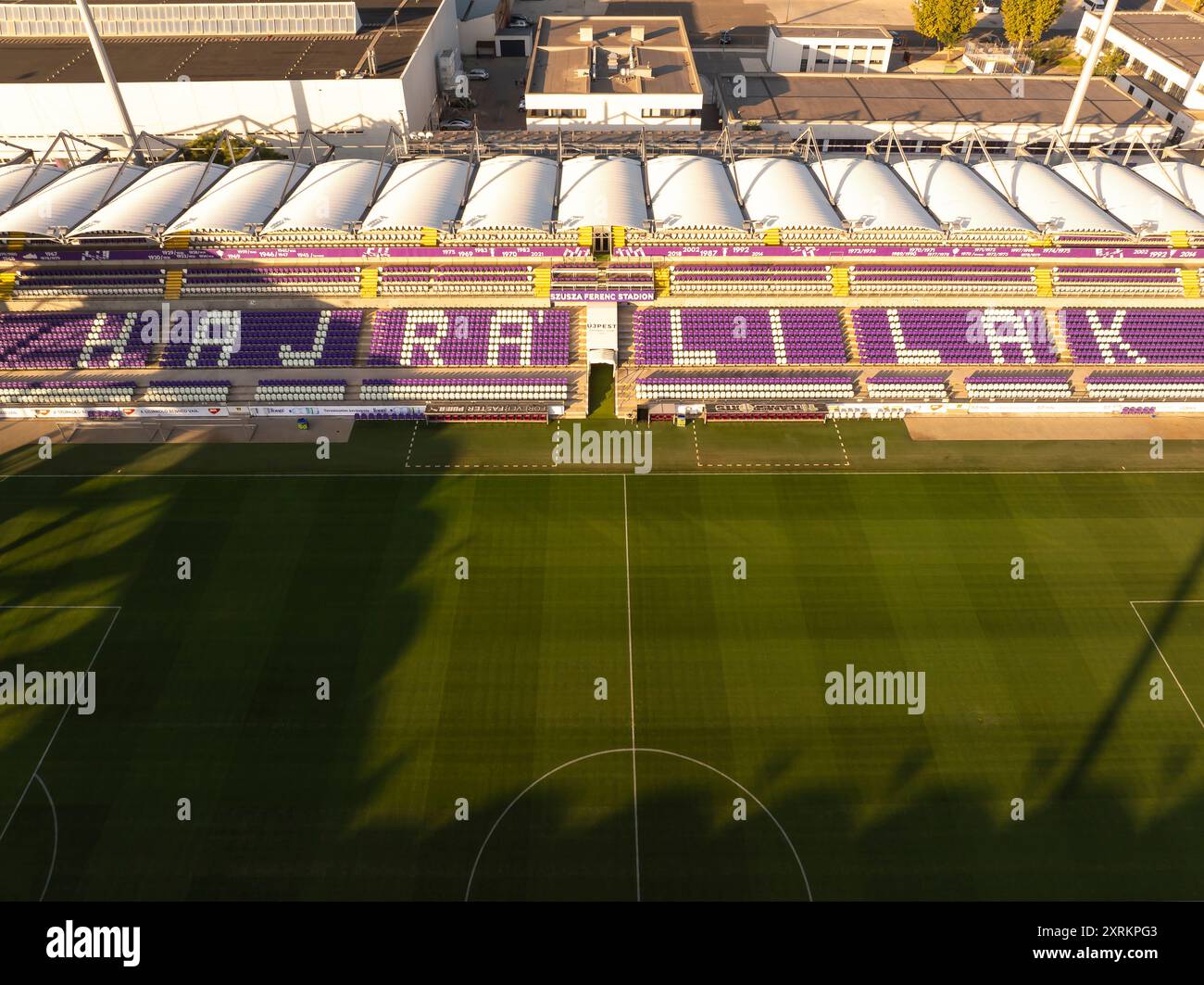 Aus der Vogelperspektive über das Susza Ferenc Stadion im Stadtteil Ujpest, Budapest, Ungarn. Dies ist die Heimat des Ujpest Football Clubs, dessen Farben lila sind Stockfoto