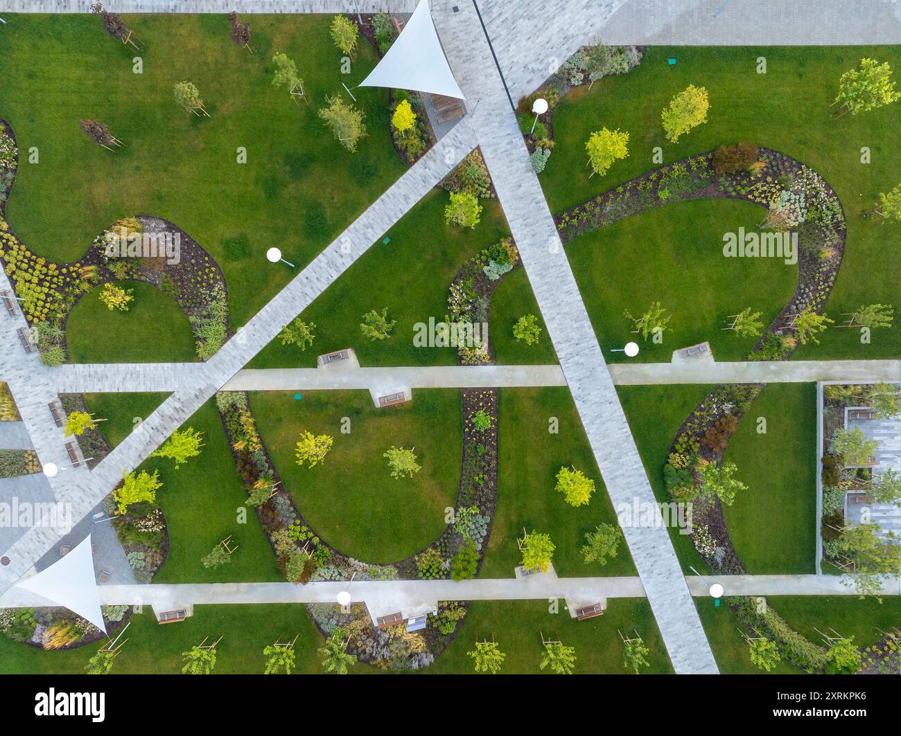 Neuer grüner Park in Szent Istvan ter, Zentrum des Stadtteils Ujpest, Budapest, Ungarn. Stockfoto