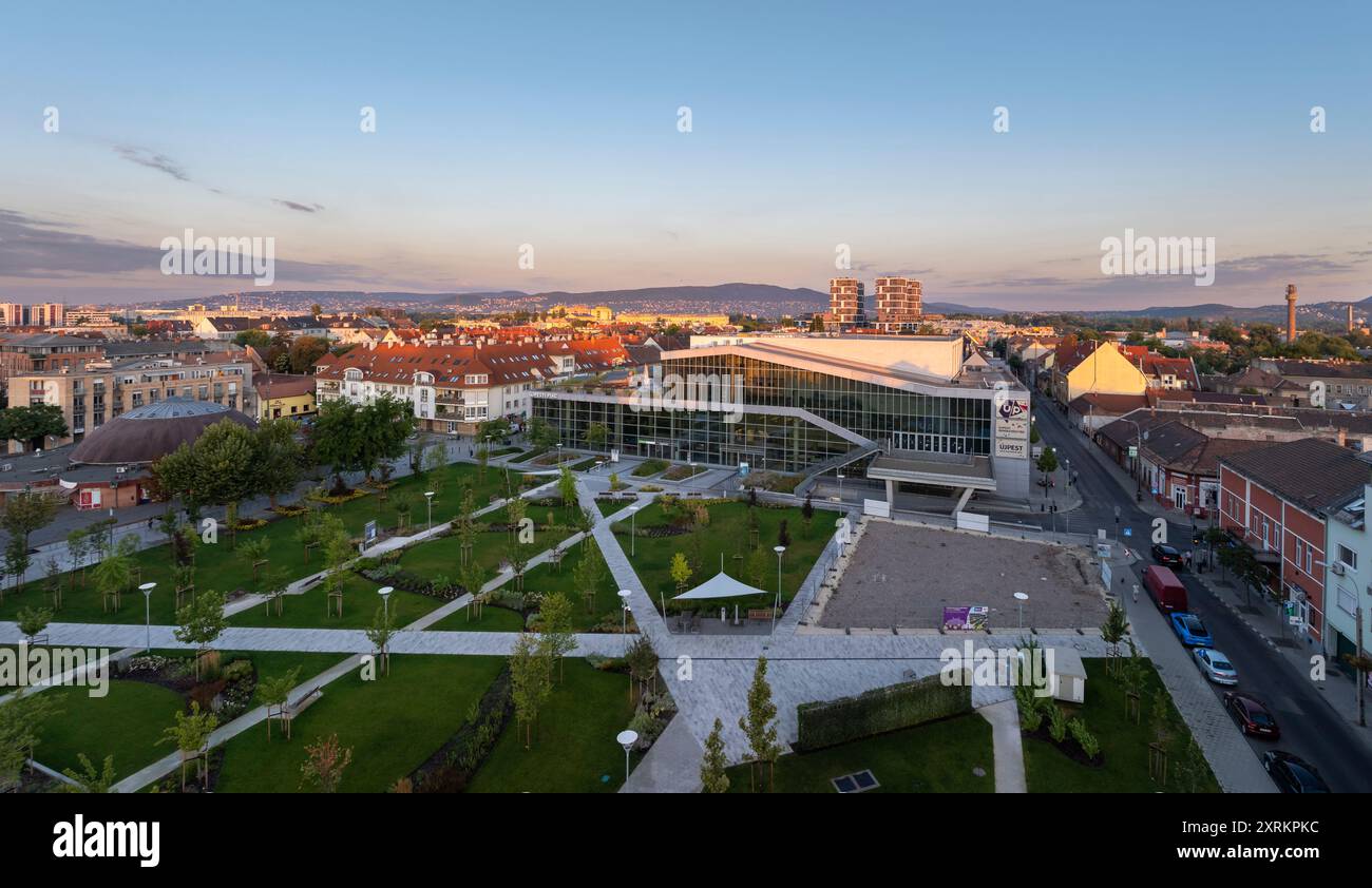Ujepst Lebensmittelmarkt und UP Event Center auf Szent Istvan Platz, Ujpest, Budapest, Ungarn, vor Ein paar Jahren renoviert Aera, wo ein neuer Park gebaut und Stockfoto