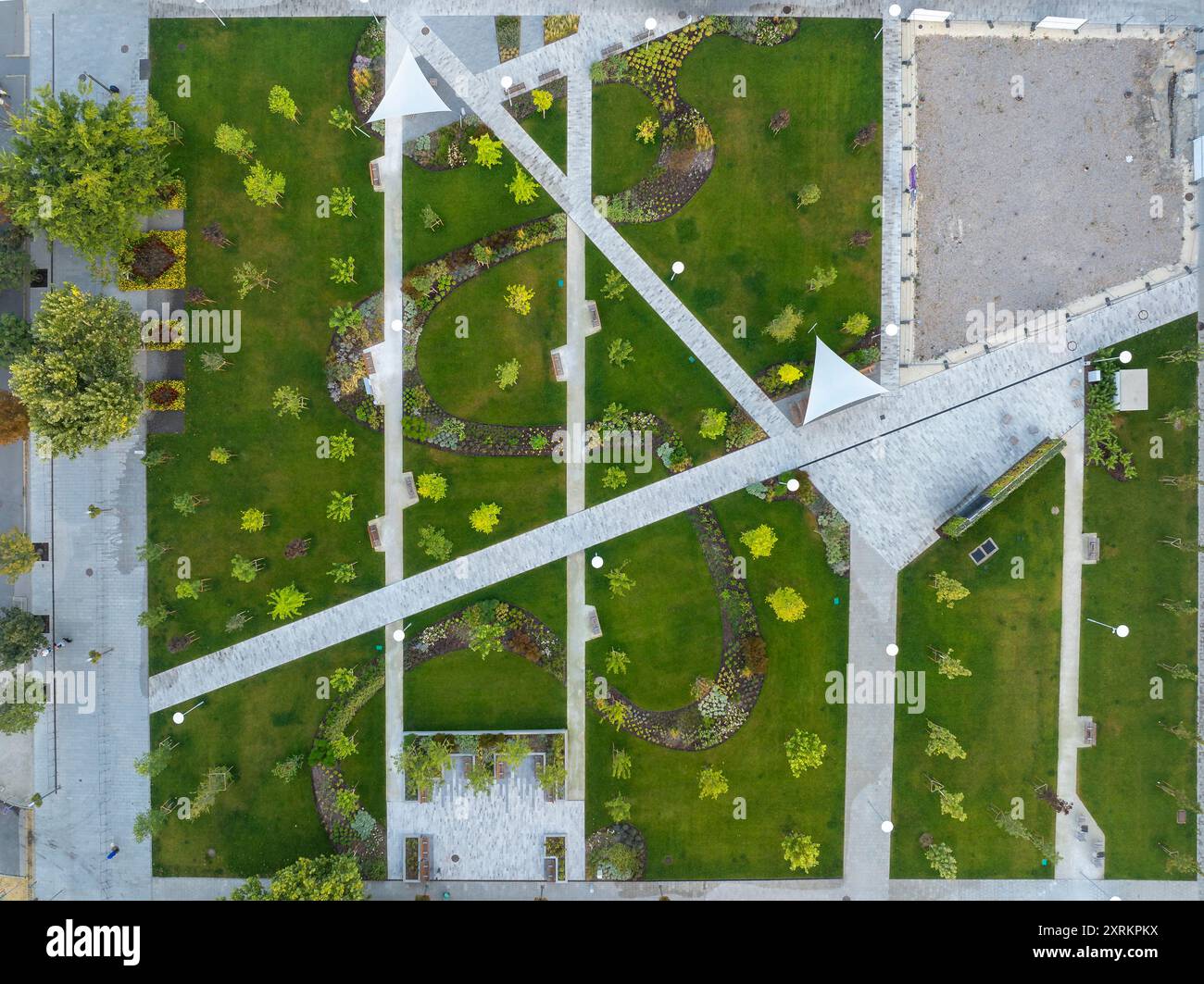 Neuer grüner Park in Szent Istvan ter, Zentrum des Stadtteils Ujpest, Budapest, Ungarn. Stockfoto