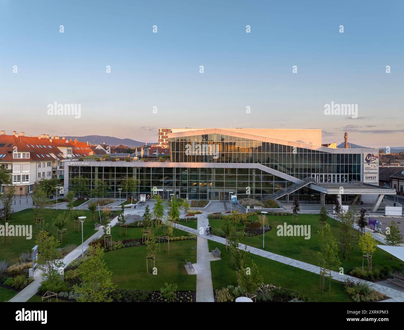 Ujepst Lebensmittelmarkt und UP Event Center auf Szent Istvan Platz, Ujpest, Budapest, Ungarn, vor Ein paar Jahren renoviert Aera, wo ein neuer Park gebaut und Stockfoto