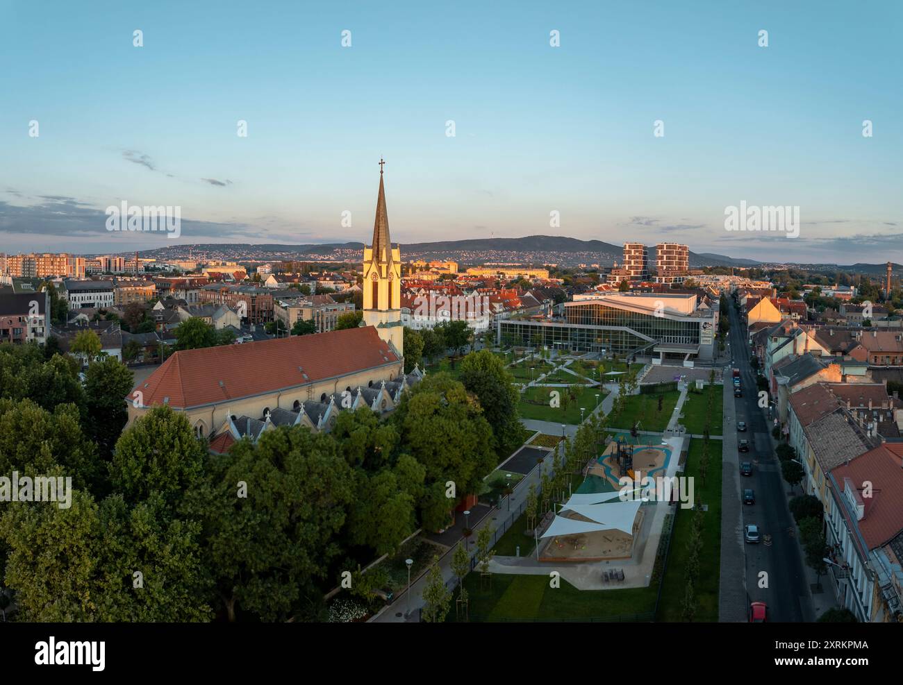 Kirche Egek kiralyneja im 4. Bezirk Budapest, Hugnary. Dies ist die größte Kirche in Ujpest. Gelegen am Szent istvan Platz neben dem Rathaus und U Stockfoto
