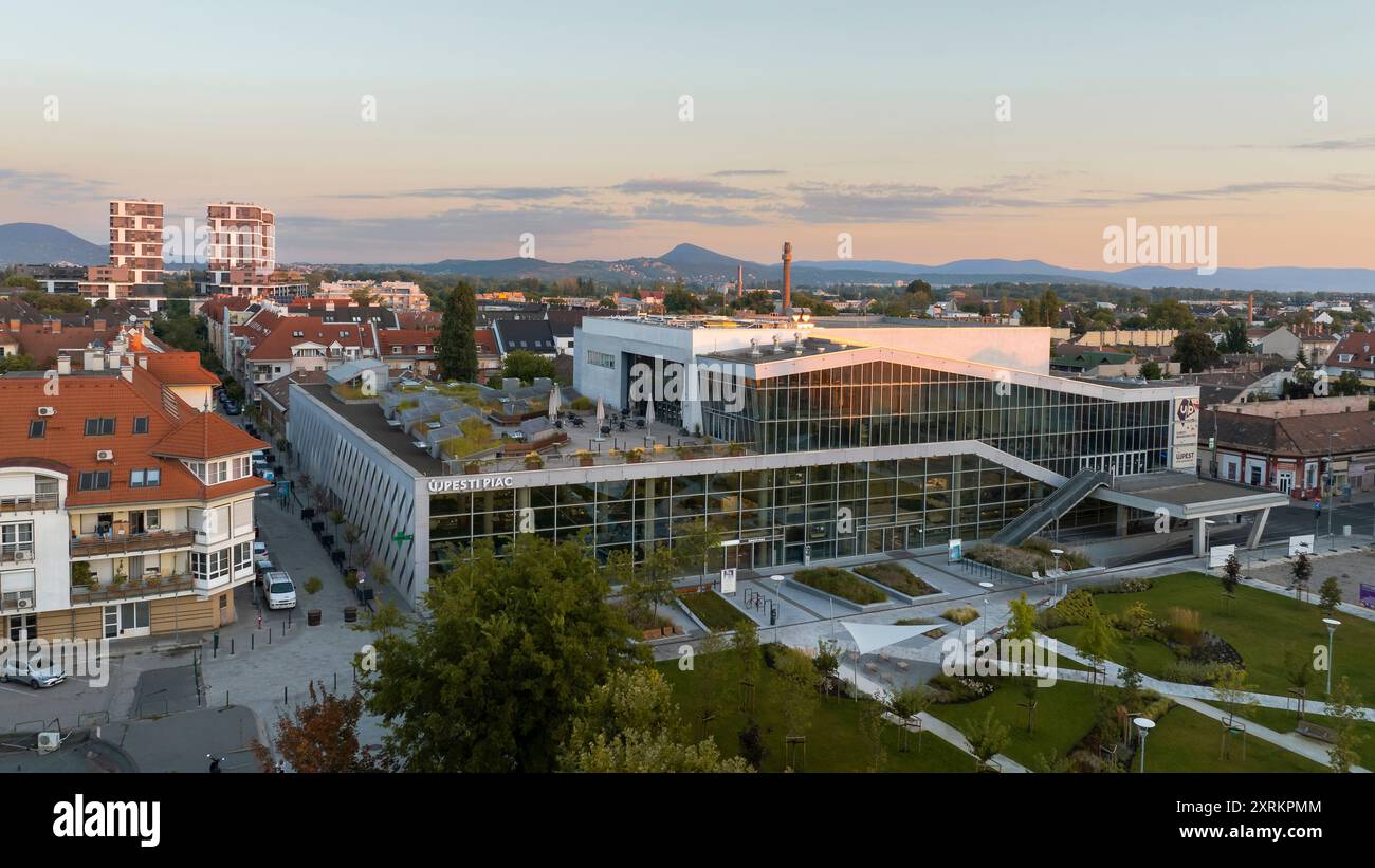 Ujepst Lebensmittelmarkt und UP Event Center auf Szent Istvan Platz, Ujpest, Budapest, Ungarn, vor Ein paar Jahren renoviert Aera, wo ein neuer Park gebaut und Stockfoto