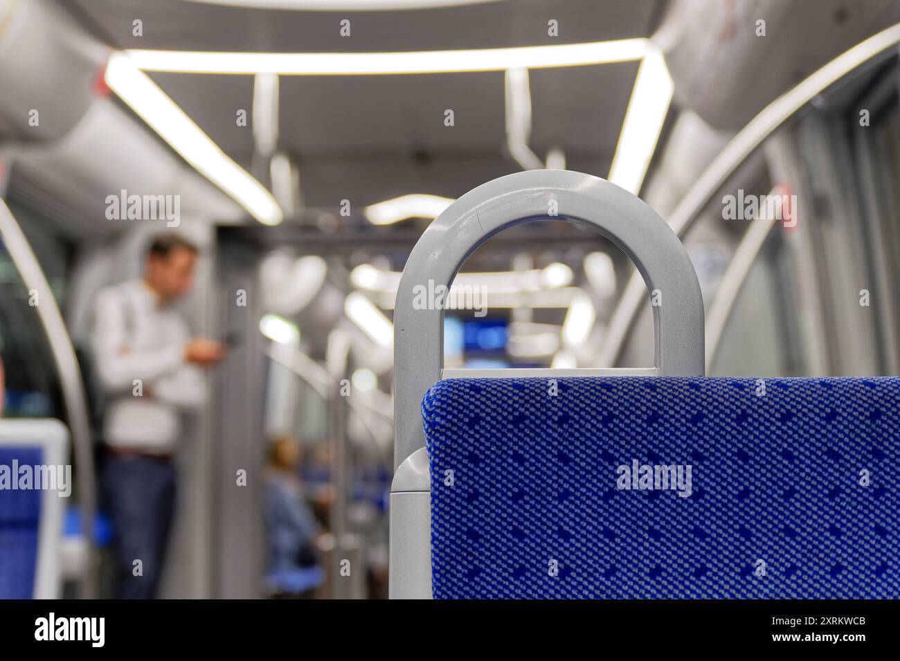 Öffentliche Verkehrsmittel. Fahrgäste in der U-Bahn in München. München Bayern Deutschland *** Personen des öffentlichen Nahverkehrs in der U-Bahn München Bayern Deutschland Copyright: XRolfxPossx Stockfoto