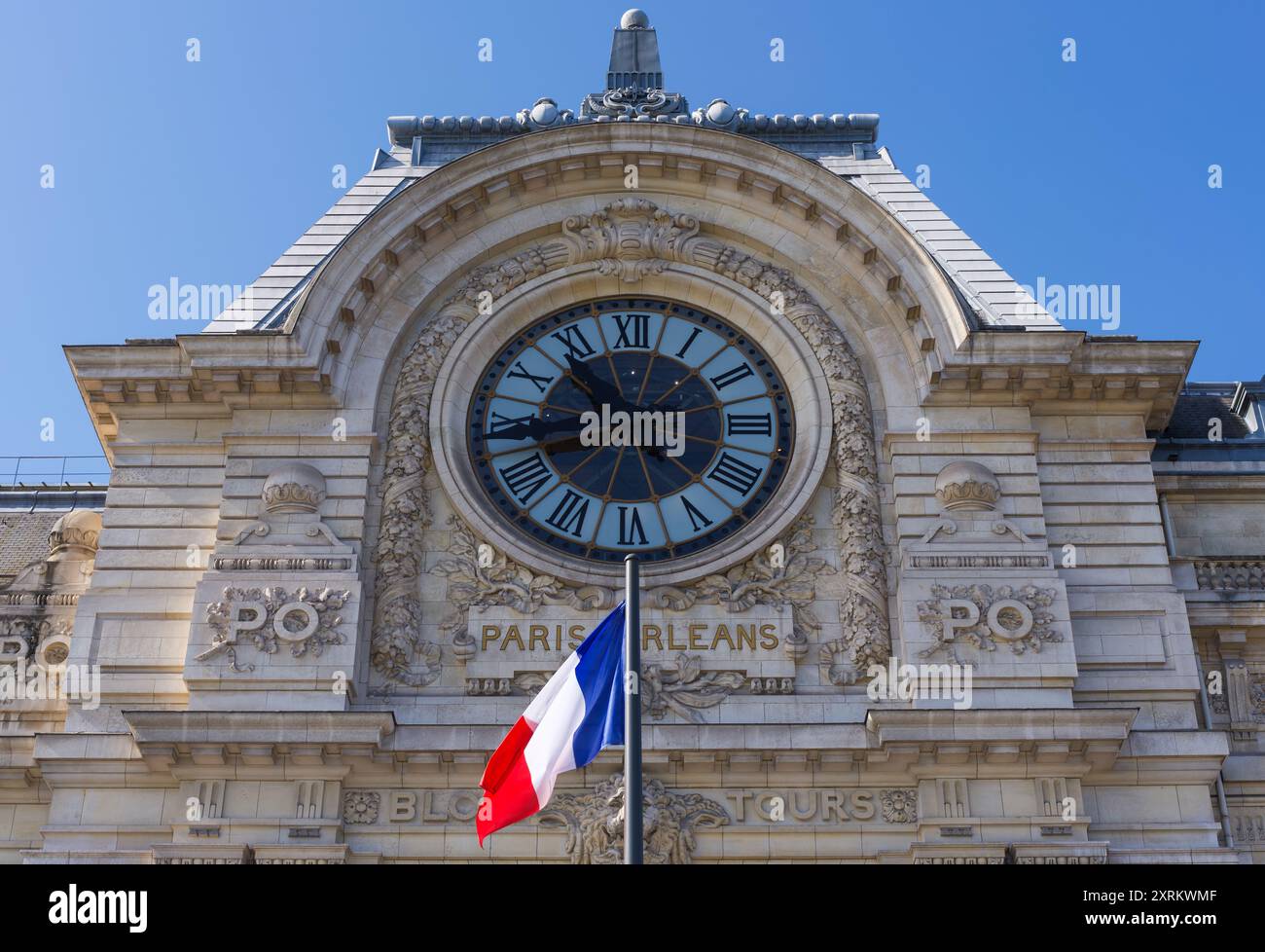 Paris, Frankreich 08.08.2024 berühmte Uhr des Musée d'Orsay, Musée d'Orsay, Musée d'Orsay mit der französischen Flagge Stockfoto