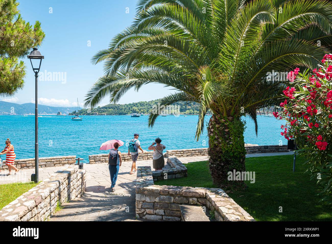 Malerischer Blick auf das mittelmeer auf die blaue Lagune oder die Bucht von La Spezia von der Stadt Porto Venere, Italien Stockfoto