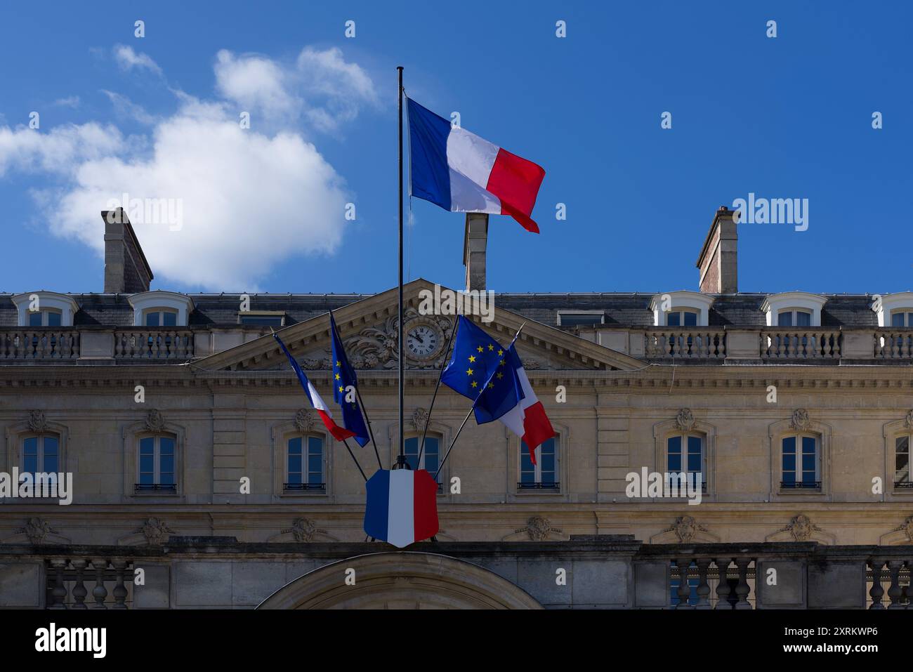 Paris, Frankreich 08.08.2024 französische und europäische Flaggen hängen vor dem Hauptsitz des Fonds für Einlagen und Sendungen Stockfoto