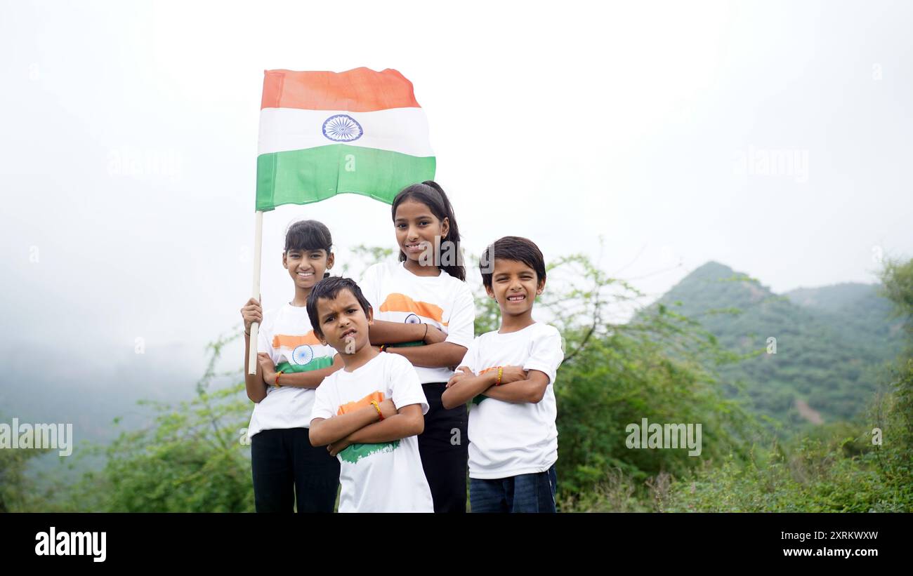 Gruppe von glücklichen Indianern in traditionellem weißem Kleid mit indischer Flagge, die den Unabhängigkeitstag oder den Tag der Republik feiert. Har Ghar Tiranga Stockfoto