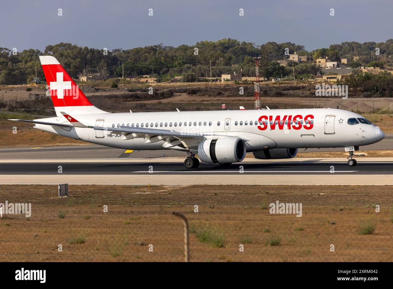 Swiss International Air Lines Bombardier CSeries CS300 (BD-500-1A11) (REG: HB-JCF) hat gerade die Landebahn 31 gelandet. Stockfoto