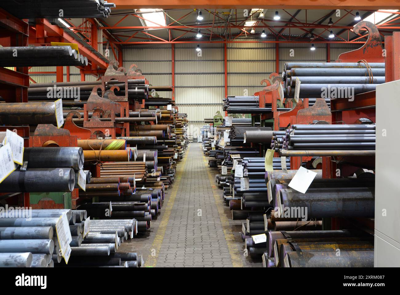 Der Verkauf und die Lagerung von industriellen Gütern und Stahl in einer Halle Stockfoto