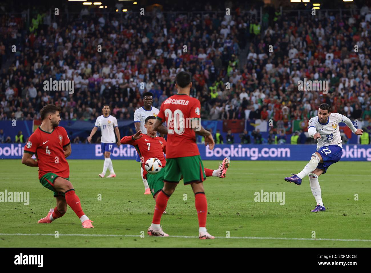 Hamburg, Deutschland. Juli 2024. Ruben Dias und Joao Cancelo aus Portugal sehen sich an, als Teamkollege Cristiano Ronaldo versucht, einen Schuss gegen Theo Hernandez aus Frankreich während des Viertelfinales der UEFA-Europameisterschaften im Volksparkstadion in Hamburg zu blockieren. Der Bildnachweis sollte lauten: Jonathan Moscrop/Sportimage Credit: Sportimage Ltd/Alamy Live News Stockfoto