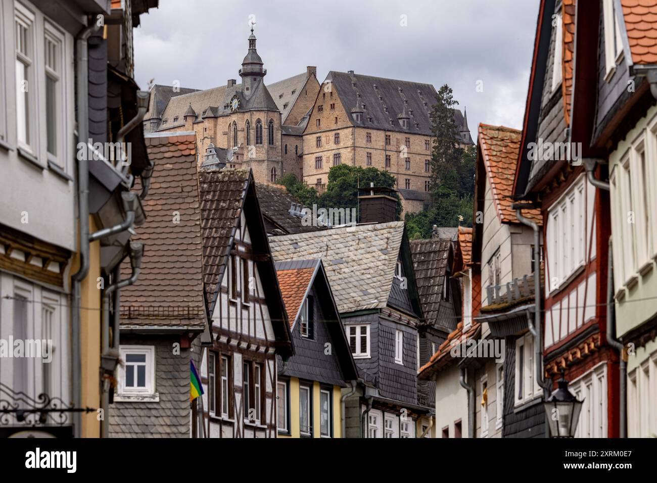 Marburg, Deutschland. August 2024. Die Marburger Burg, auch Landgrafenburg Marburg genannt, erhebt sich über der Stadt. Blick aus der historischen Innenstadt von Weidenhausen. Sie entstand im 11. Jahrhundert als Burg und wurde im 13. Jahrhundert von den Landgrafen von Hessen in ein Wohnschloss umgewandelt. Seit 1981 beherbergt das Schloss das Kunstgeschichtliche Museum der Philipps-Universität Marburg. Quelle: Christian Lademann/dpa/Alamy Live News Stockfoto