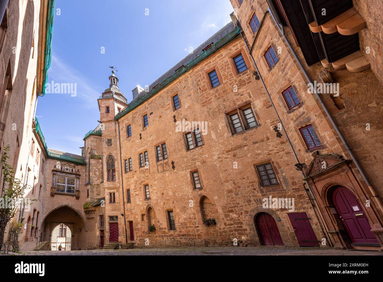 Marburg, Deutschland. August 2024. Die Burg Marburg (Hofblick), auch Landgrafenburg Marburg genannt, wurde im 11. Jahrhundert als Burg erbaut und im 13. Jahrhundert von den Landgrafen von Hessen in ein Wohnschloss umgewandelt. Seit 1981 beherbergt das Schloss das Kunstgeschichtliche Museum der Philipps-Universität Marburg. Quelle: Christian Lademann/dpa/Alamy Live News Stockfoto