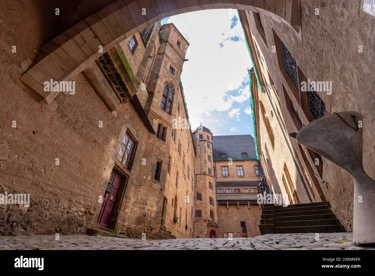 Marburg, Deutschland. August 2024. Die Burg Marburg (Hofblick), auch Landgrafenburg Marburg genannt, wurde im 11. Jahrhundert als Burg erbaut und im 13. Jahrhundert von den Landgrafen von Hessen in ein Wohnschloss umgewandelt. Seit 1981 beherbergt das Schloss das Kunstgeschichtliche Museum der Philipps-Universität Marburg. Quelle: Christian Lademann/dpa/Alamy Live News Stockfoto