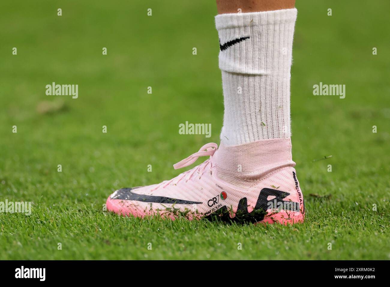 Hamburg, Deutschland. Juli 2024. Cristiano Ronaldo von Portugals personalisierten Nike Mercurial Air Fußballschuhen während des Viertelfinales der UEFA-Europameisterschaften im Volksparkstadion, Hamburg. Der Bildnachweis sollte lauten: Jonathan Moscrop/Sportimage Credit: Sportimage Ltd/Alamy Live News Stockfoto