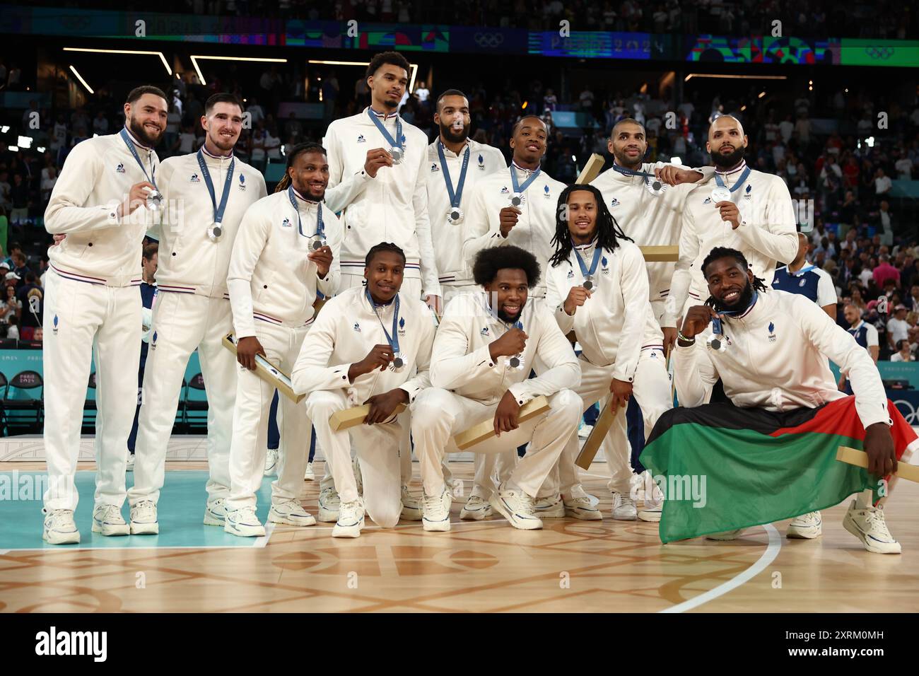 Paris, Frankreich. August 2024. Julien Mattia/Le Pictorium - Basket-Ball 5x5 - Finale - Frankreich-USA - Paris 2024 - 11/08/2024 - Frankreich/seine Saint Denis/Paris - Frankreichs Silbermedaillenmannschaft beim 5X5 Basketballfinale der Olympischen Spiele in Paris, zwischen Frankreich und den Vereinigten Staaten von Amerika, 10. August 2024 in der Arena Bercy. Quelle: LE PICTORIUM/Alamy Live News Stockfoto