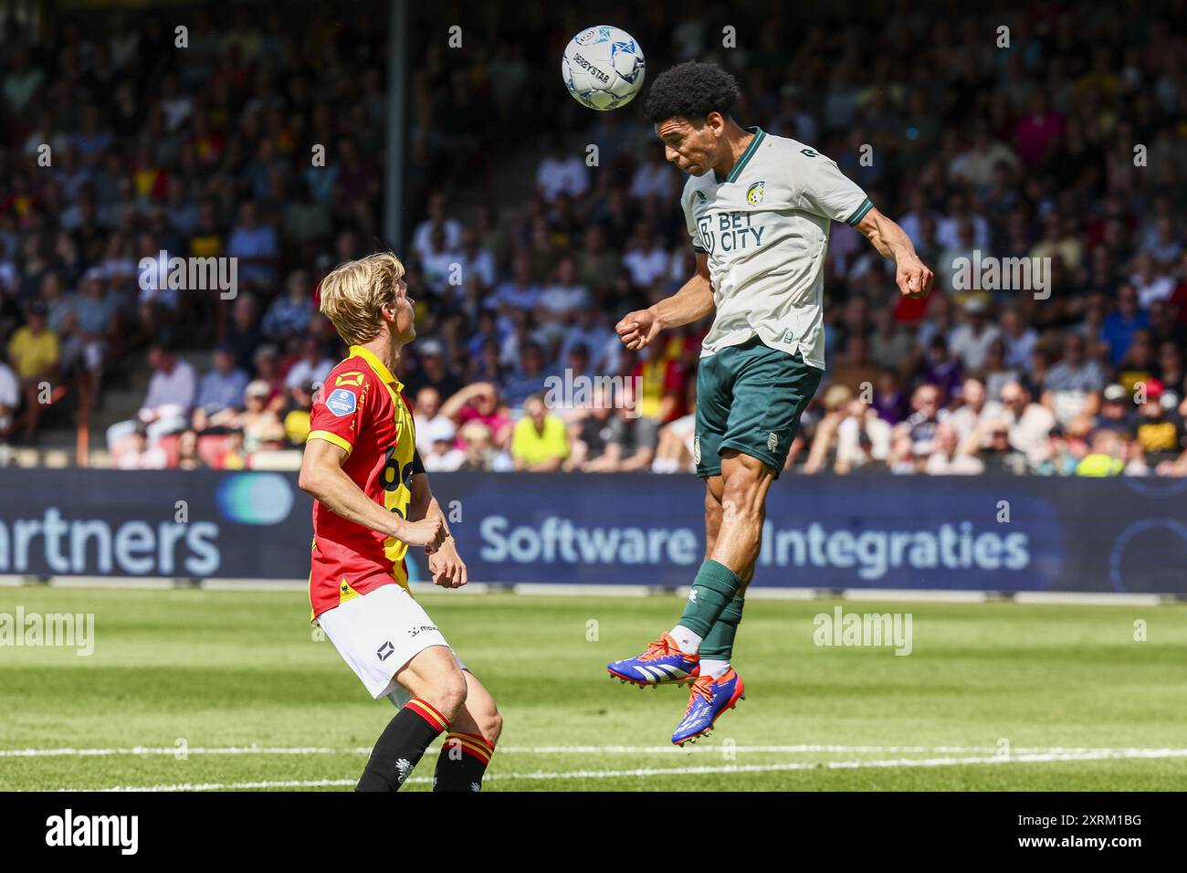 DEVENTER - Soren Tengstedt von Go Ahead Eagles, Shawn Adewoye von Fortuna Sittard (lr) während des niederländischen Eredivisie-Spiels zwischen Go Ahead Eagles und Fortuna Sittard in de Adelaarshorst am 11. August 2024 in Deventer, Niederlande. ANP VINCENT JANNINK Stockfoto