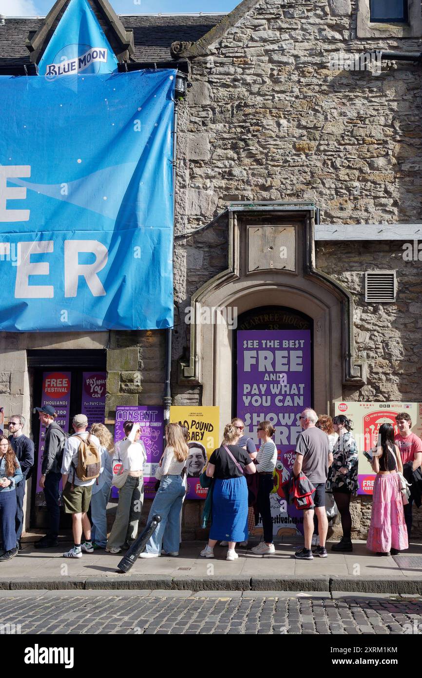 Die Leute stehen für Tickets neben einem Steinhaus beim Fringe Festival in Edinburgh Schottland. August 2024 Stockfoto