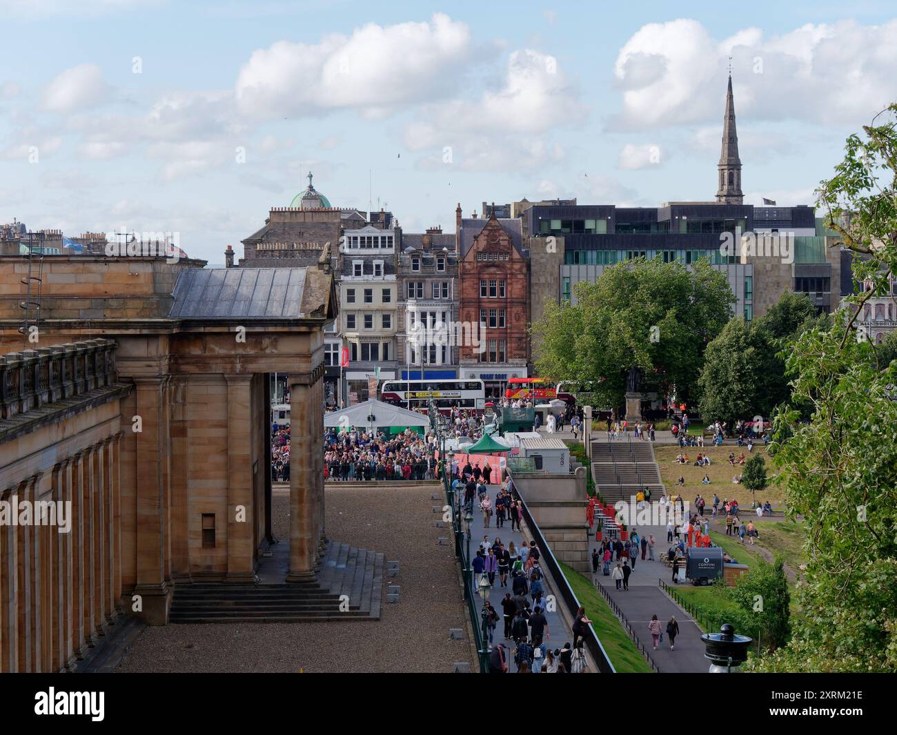 Menschenmassen in den Princes Street Gardens während des Fringe Festivals neben der National Gallery. Edinburgh, Hauptstadt Schottlands, 10. August 2024 Stockfoto