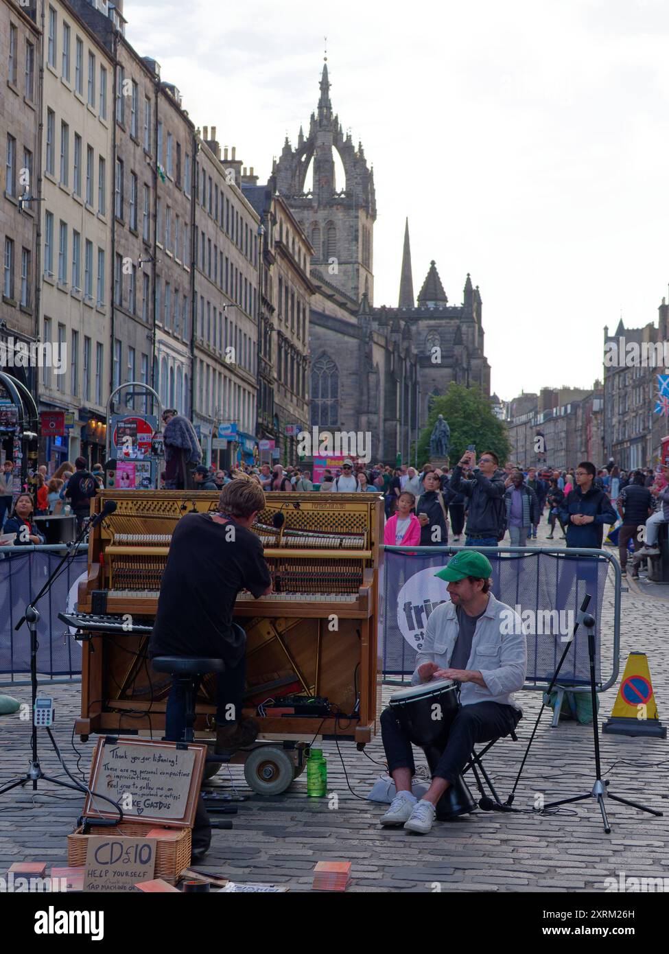 Musical Street Act während des Fringe Festivals auf der Royal Mile mit der St. Giles Church dahinter. Edinburgh, Hauptstadt Schottlands, 10. August 2024 Stockfoto