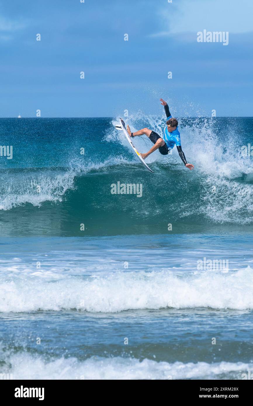 Fistral, Newquay, Cornwall 11. August 2024. Cornwall geboren und aufgewachsen Lukas Skinner spielte einen spektakulären Lufttrick als Teil seiner Siegerleistung während der Finalrunde des Boardmasters Open Finales 2024. Credit Gordon Scammell/Alamy Live News Stockfoto