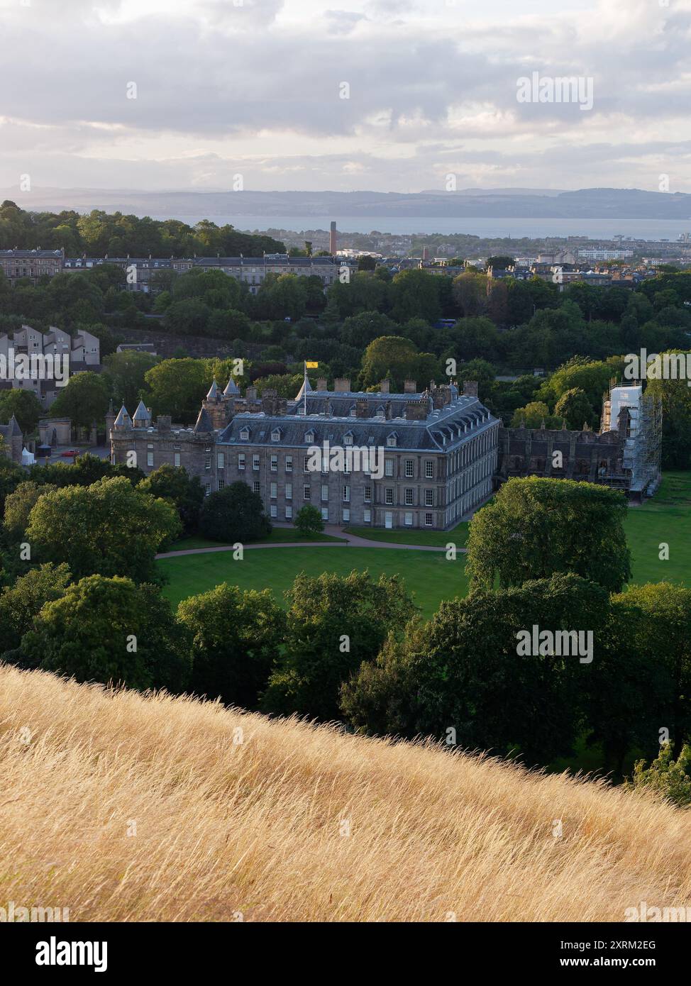 Palace of Holyrood House von Salisbury Crags in Edinburgh, Hauptstadt Schottlands, 10. August 2024 Stockfoto