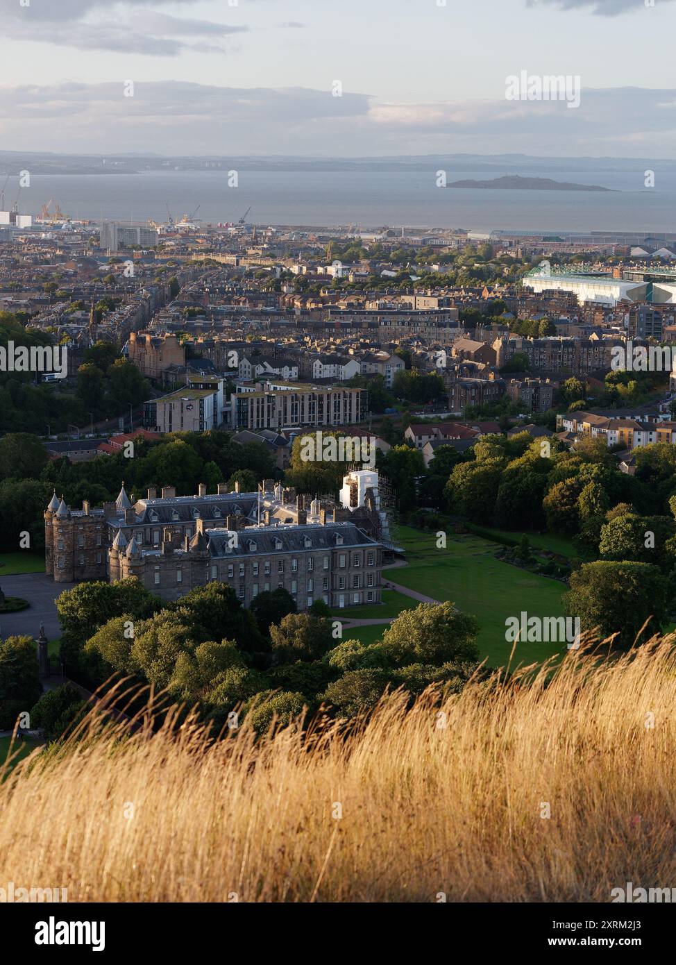 Palace of Holyrood House von Salisbury Crags in Edinburgh, Hauptstadt Schottlands, 10. August 2024 Stockfoto