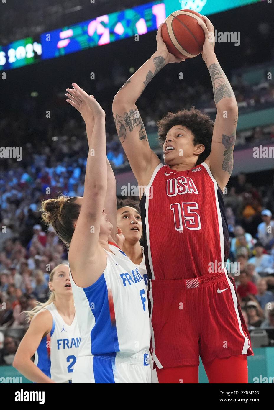 Paris, Frankreich. August 2024. Brittney Griner (15) schießt über Alexia Chery (6) während des Basketball-Goldmedaillenspiels der Frauen bei den Olympischen Spielen 2024 in Paris in der Bercy Arena in Paris, Frankreich, am Sonntag, den 11. August 2024. Foto: Richard Ellis/UPI. Quelle: UPI/Alamy Live News Stockfoto