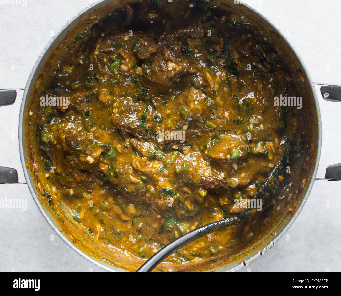 Blick von oben auf die nigerianische Ogbono-Suppe in einem Topf, Blick ...