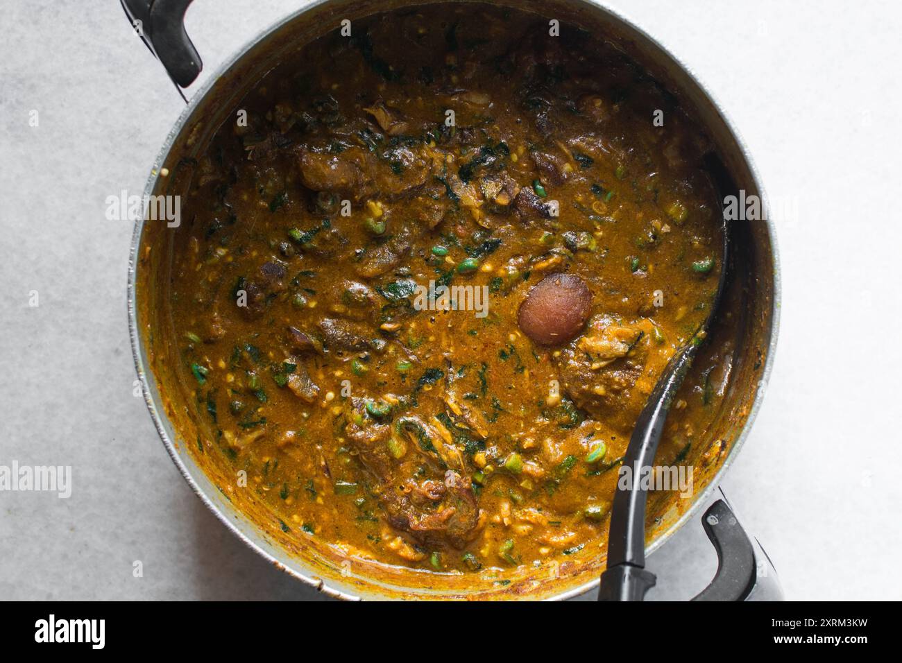 Blick von oben auf die nigerianische Ogbono-Suppe in einem Topf, Blick ...