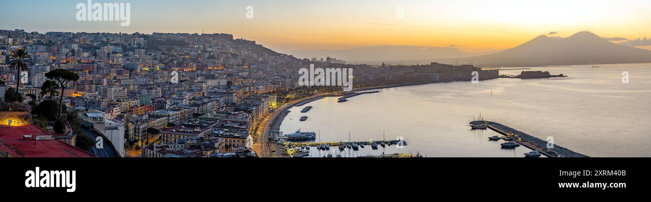 Panorama des Golfs von Neapel mit dem berühmten Vesuv vor Sonnenaufgang Stockfoto