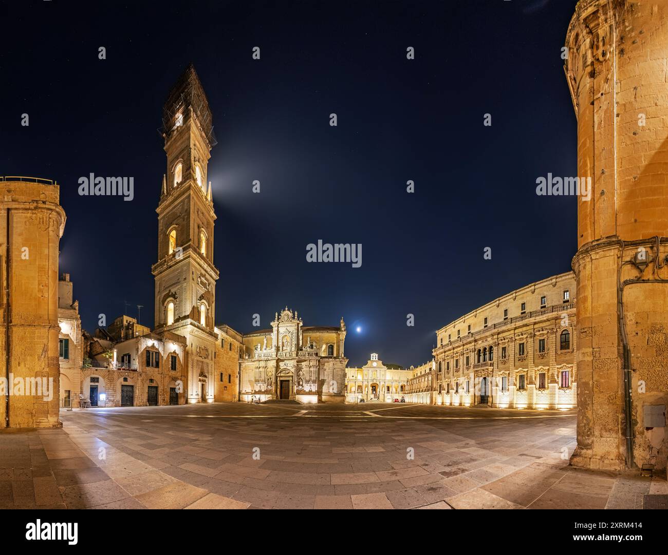 Die Piazza del Duomo in Lecce mit der wunderschönen Kathedrale bei Nacht Stockfoto