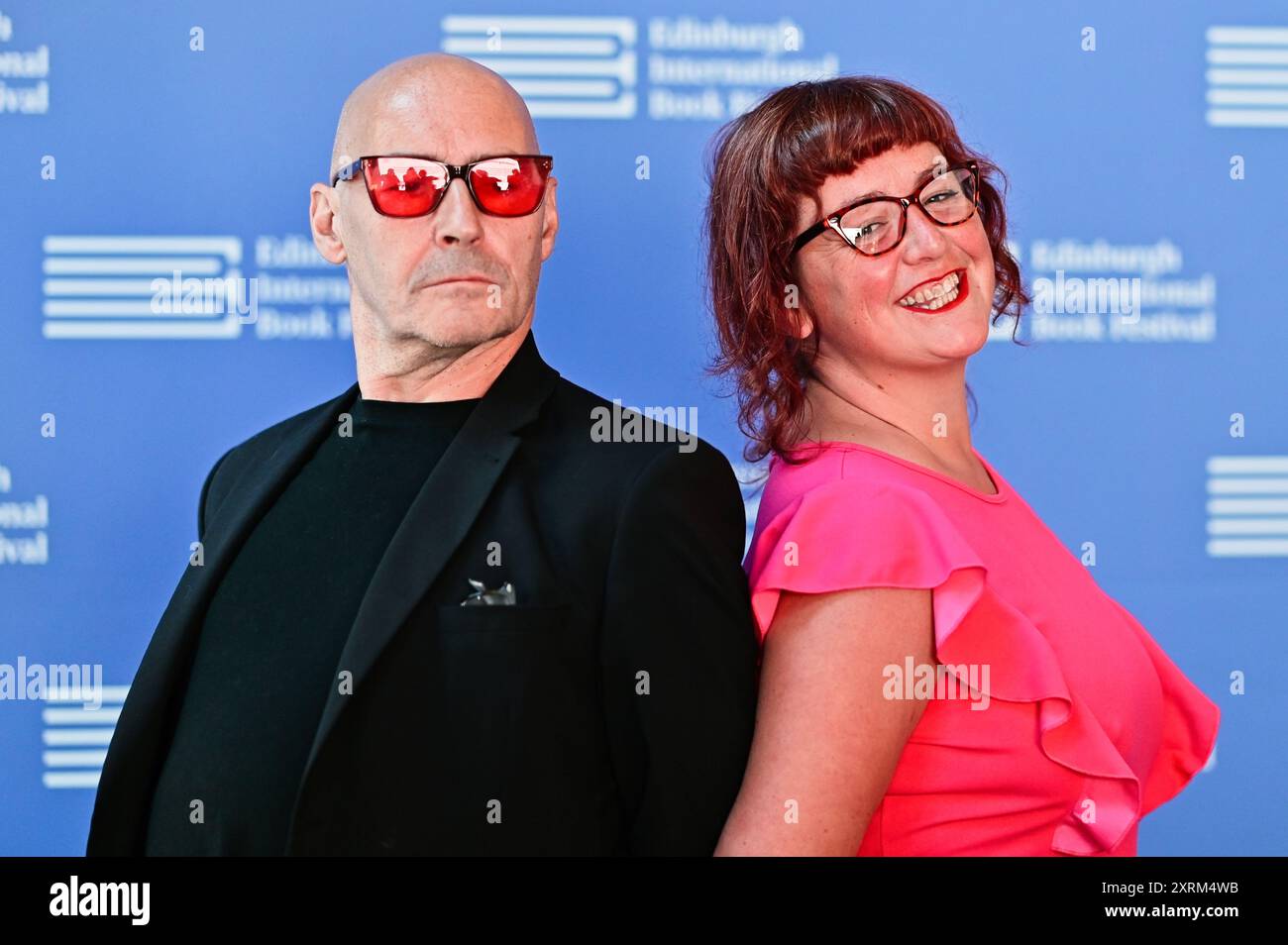 Edinburgh, Schottland. Samstag, 10. August 2024. Jane Flett & Grant Morrison auf der Bühne während eines Fotoanrufs auf der Edinburgh International Book Festiva Stockfoto