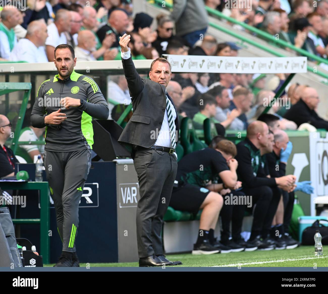 Easter Road Stadium.Edinburgh.Scotland.UK.11. August 24 Schottisches Premiership Match Hibernian gegen Celtic Celtic Manager Brendan Rodgers mit seinem Assistenten John Kennedy (L) Credit: eric mccowat/Alamy Live News Stockfoto