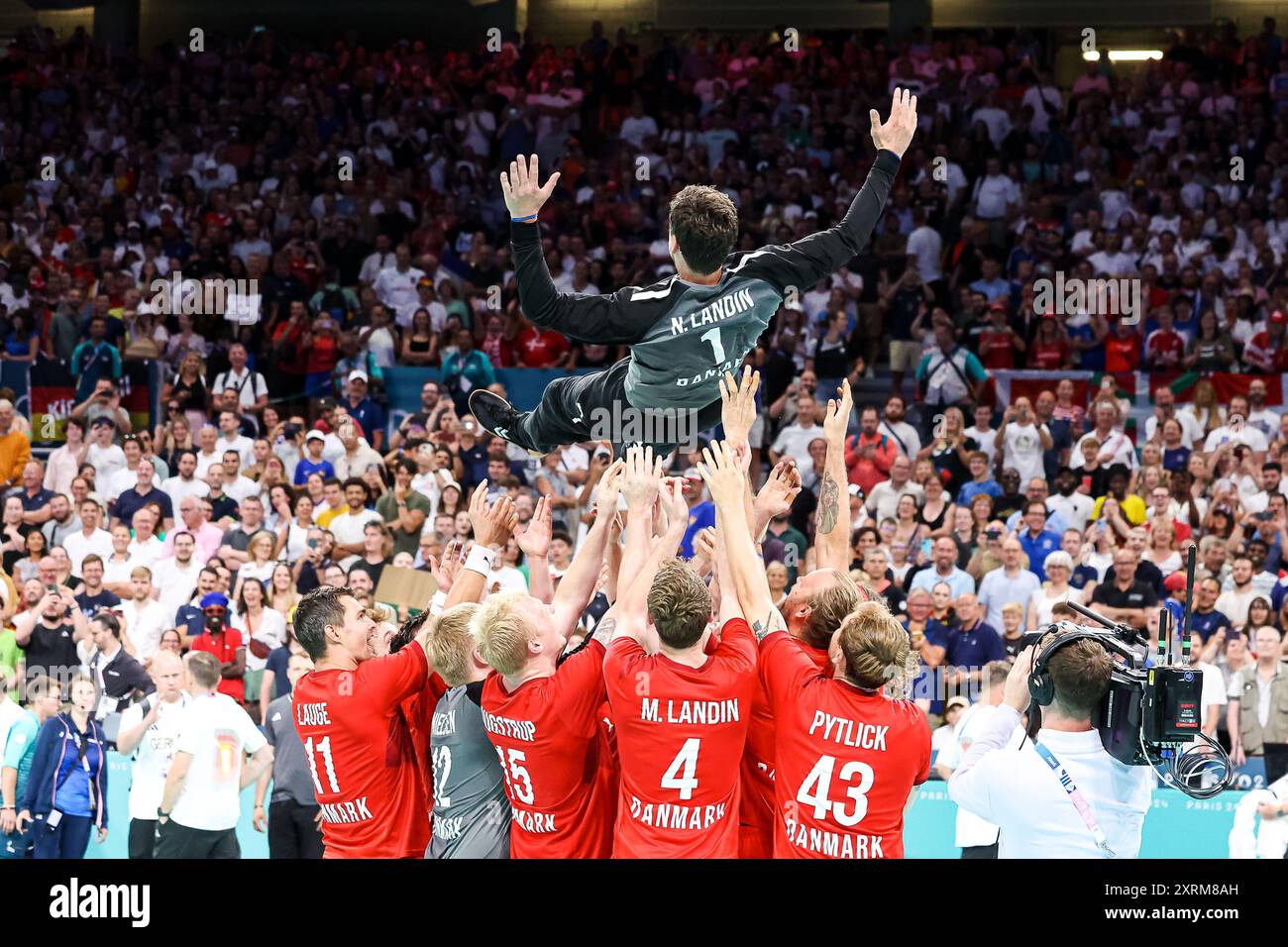 FRA, Olympische Spiele Paris 2024, Handball Herren Finale, Deutschland (GER) vs Daenemark (DNK), 11.08.2024 die Olympiasieger lassen Niklas Landin (Daenemark #01) hoch feiern Foto: Eibner-Pressefoto/Roger Buerke Stockfoto