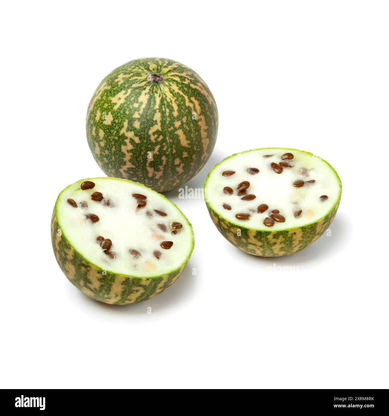 Ganze und halbierte frische rote Zitronenmelone isoliert auf weißem Hintergrund Nahaufnahme Stockfoto