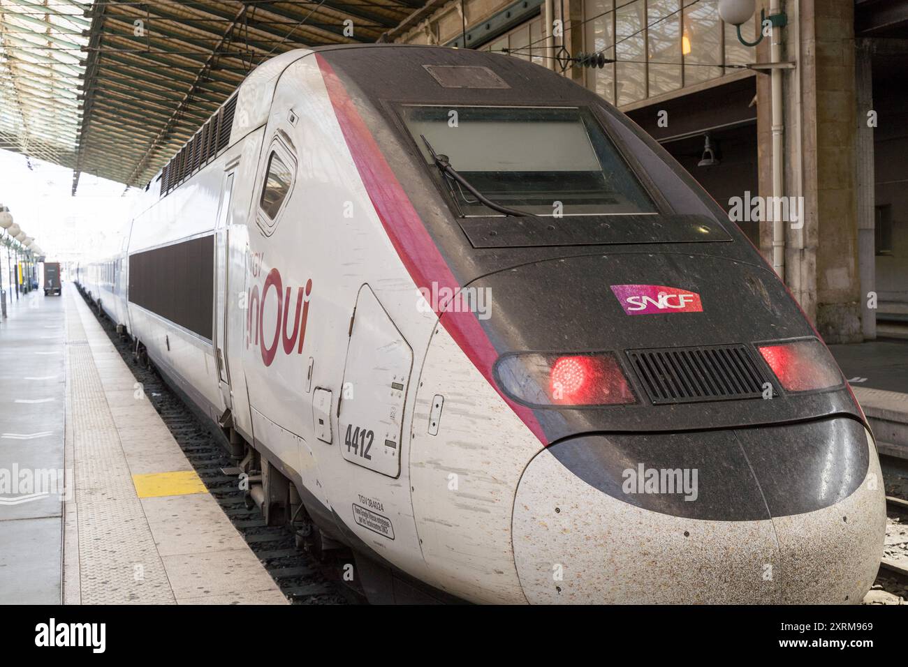 Vorderansicht der TGV Inoui SNCF-Züge auf einem Bahnsteig am Bahnhof Gare du Nord, Paris Frankreich Stockfoto