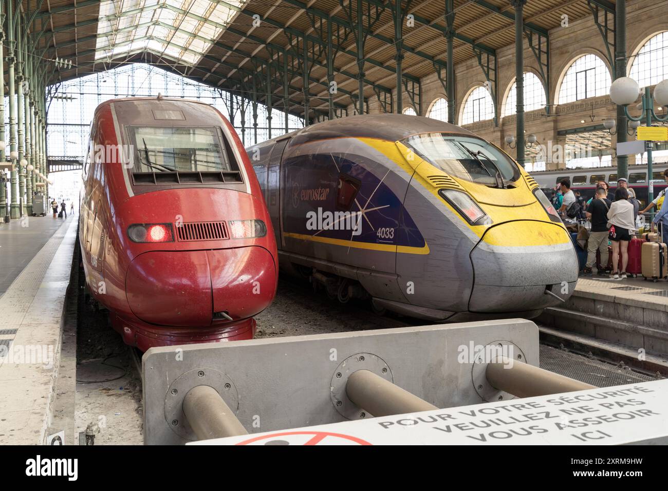 Die Eurostar-Züge werden von vorne am Bahnhof Gare du Nord in Paris gesehen, wobei die Passagiere auf dem Bahnsteig anstehen, um ihren Zug nach London zu besteigen. Stockfoto