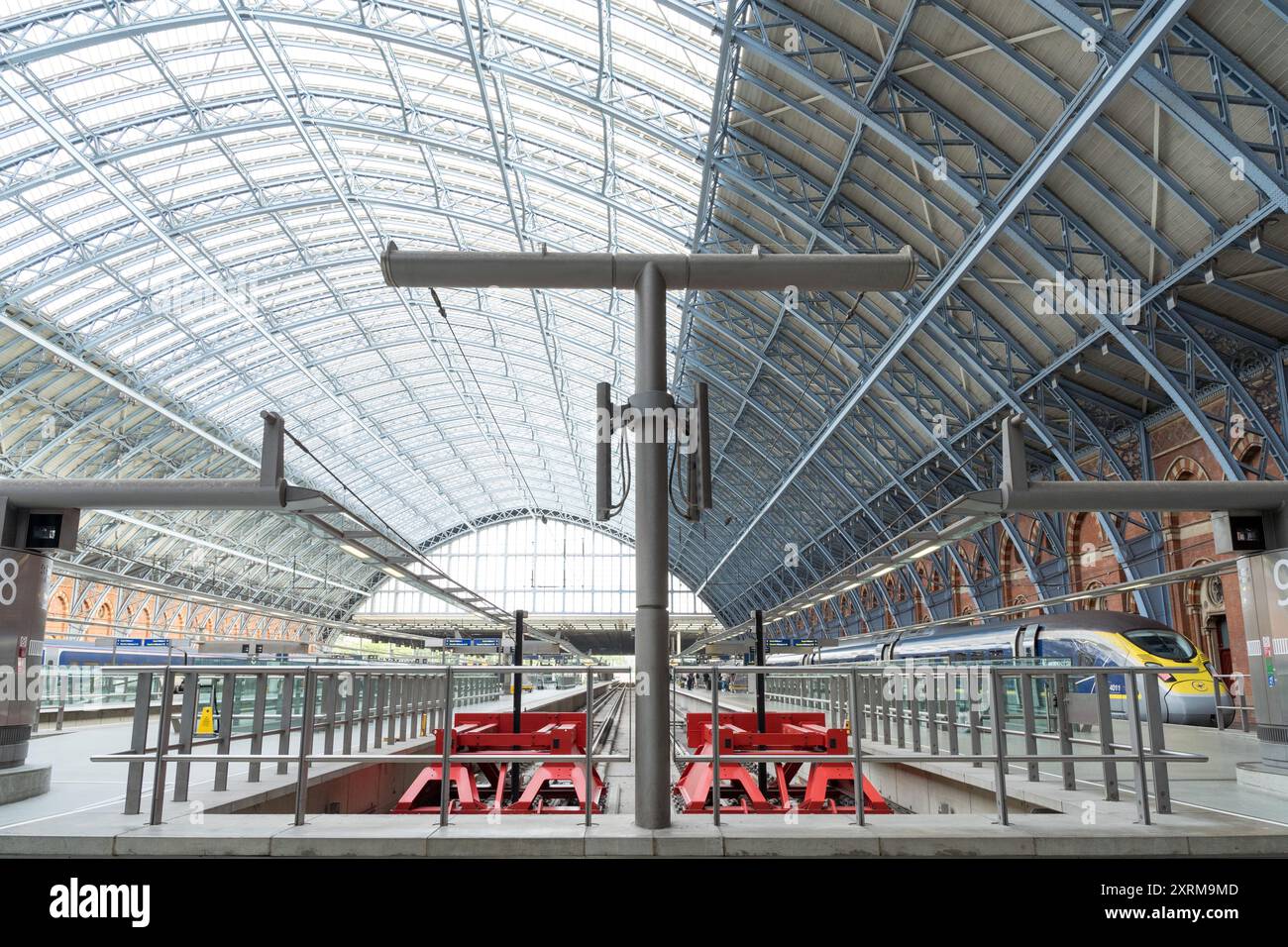 Eurostar-Züge am Bahnhof St. Pancras International mit Stahldächern UK Stockfoto