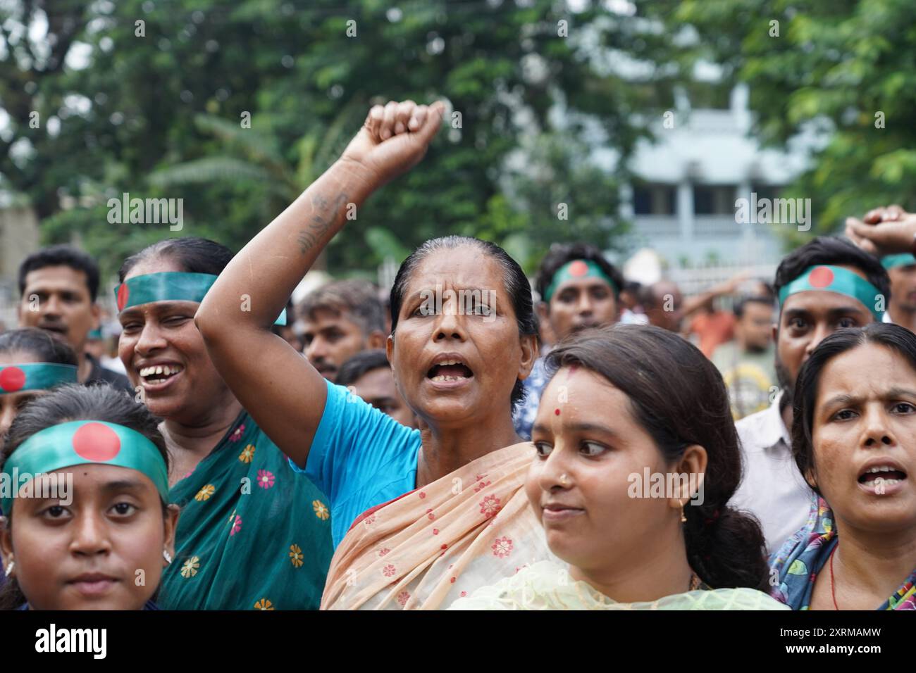 Dhaka, Dhaka, Bangladesch. August 2024. Nach dem Rücktritt der Regierung der Awami-Liga am 5. August 2024 kam es zu Angriffen und Vandalismus gegen Häuser und Gotteshäuser der hinduistischen Gemeinde im ganzen Land. Als Reaktion darauf organisierte der Hindu Jagoron Jote am 11. August 2024 ein Sit-in-Programm und einen protestmarsch für den dritten Tag in Folge, der die heutigen Ereignisse mit einer Mahnwache bei Kerzenlicht abschloss. Quelle: ZUMA Press, Inc./Alamy Live News Stockfoto