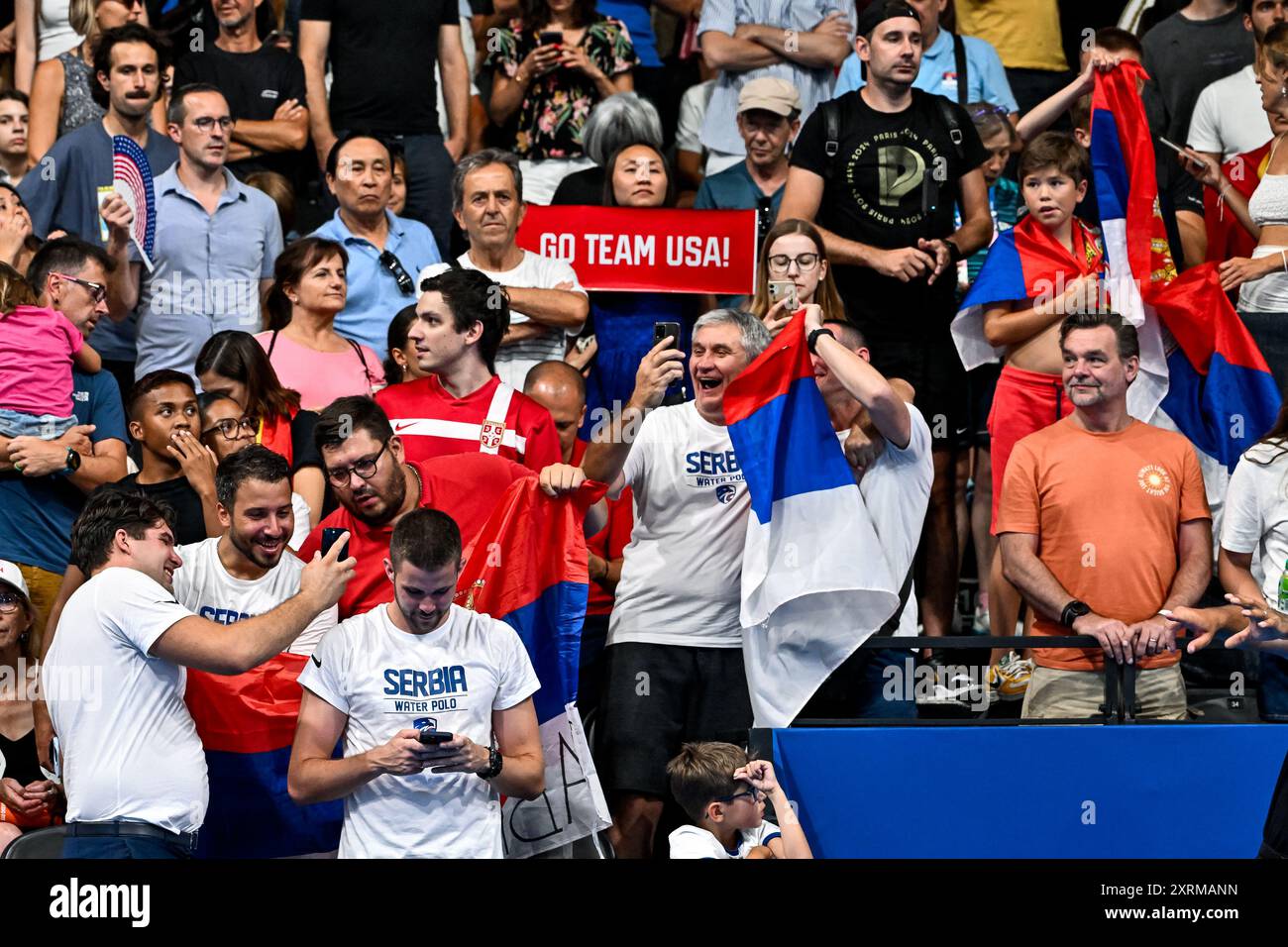 Paris, Frankreich. August 2024. Fans beim Wasserball-Medaillenspiel der Männer zwischen Serbien (weiße Kappen) und Kroatien (blaue Kappen) der Olympischen Spiele 2024 in Paris (Frankreich), 11. August 2024. Quelle: Insidefoto di andrea staccioli/Alamy Live News Stockfoto