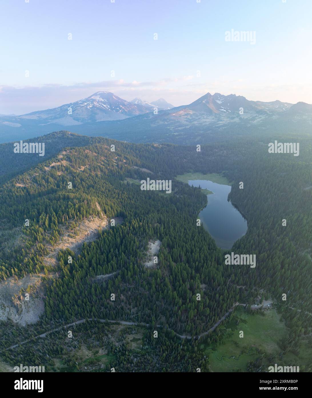 Im Sommer erleuchtet der Todd Lake und die Three Sisters Mountains in Oregon. Diese Berge und ihre umliegenden Wälder befinden sich in der Nähe von Bend. Stockfoto