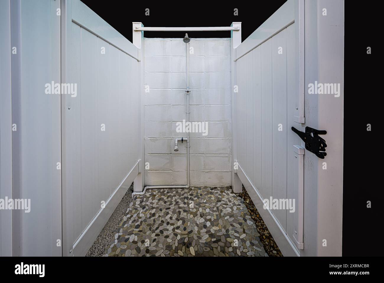 „Erfrischen und verjüngen Sie sich mit einer Stranddusche im Freien, der perfekte Abschluss eines Tages am Meer.“ Stockfoto